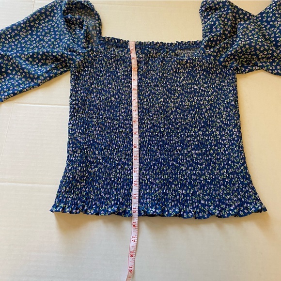 Woman’s Square neck, Puff Sleeves, Gathered blue print Shirt; Size Medium - Picture 5 of 7